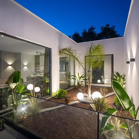 Liana Hotel 4*