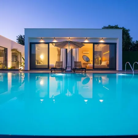 Liana Hotel 4*